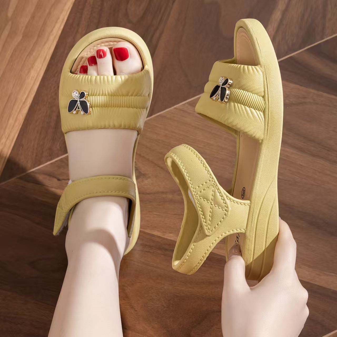 Sandali da spiaggia con suola  - Velcro Strap Sandal recensione e prezzo